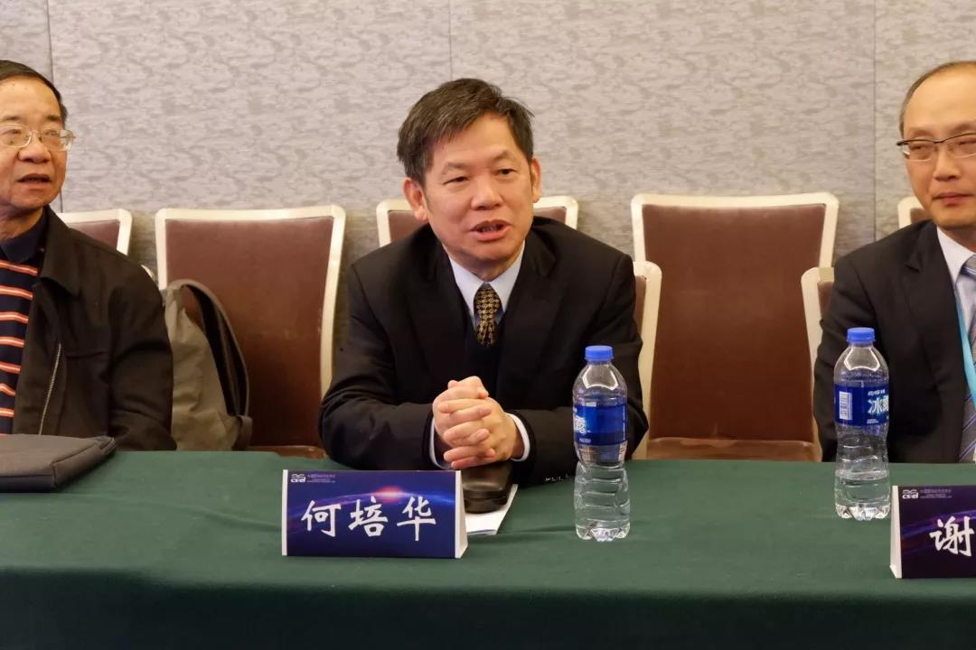 主持人何培华律师